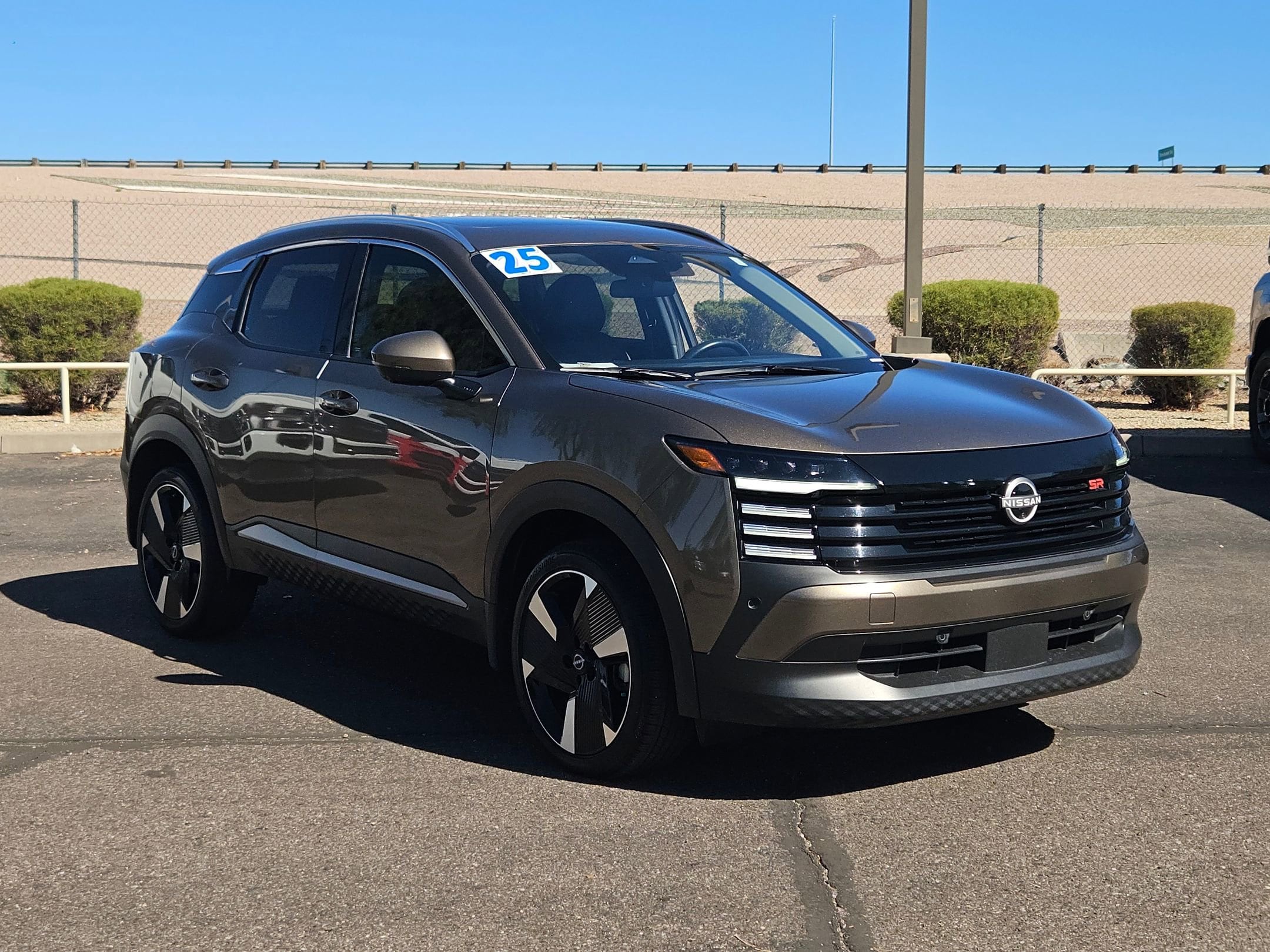 2025 Nissan Kicks SR photo 2