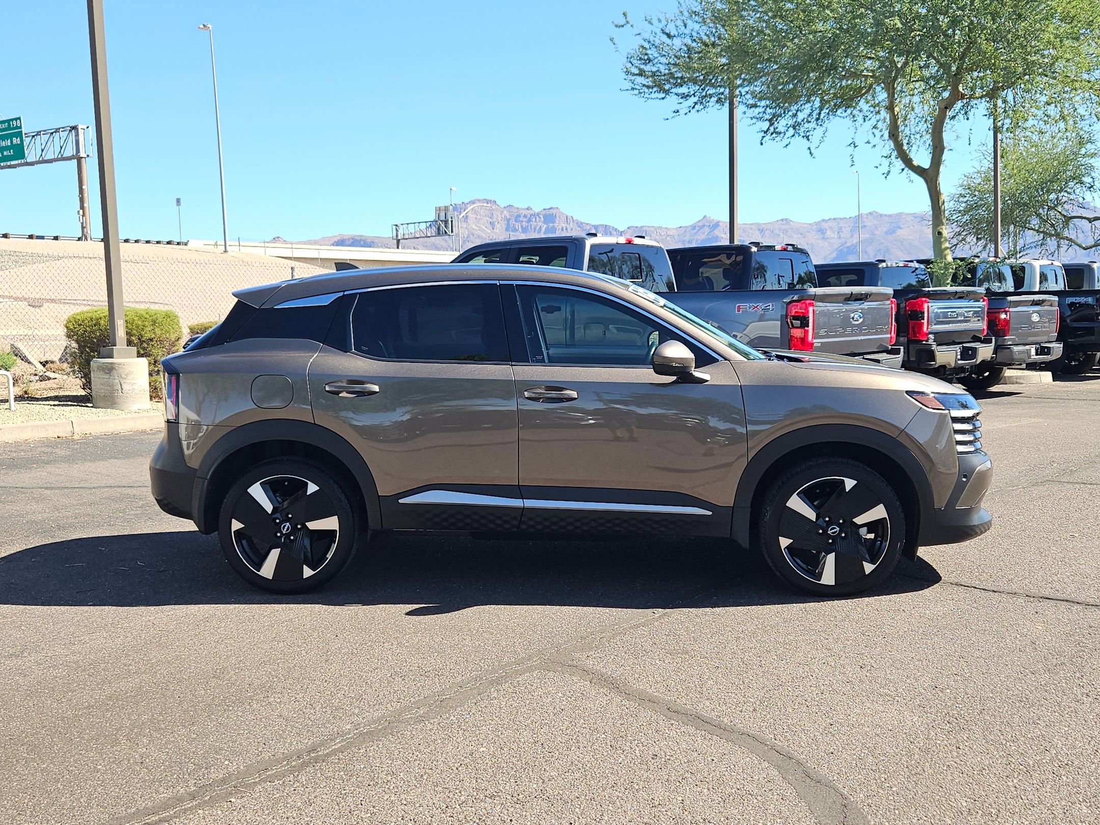 2025 Nissan Kicks SR photo 3