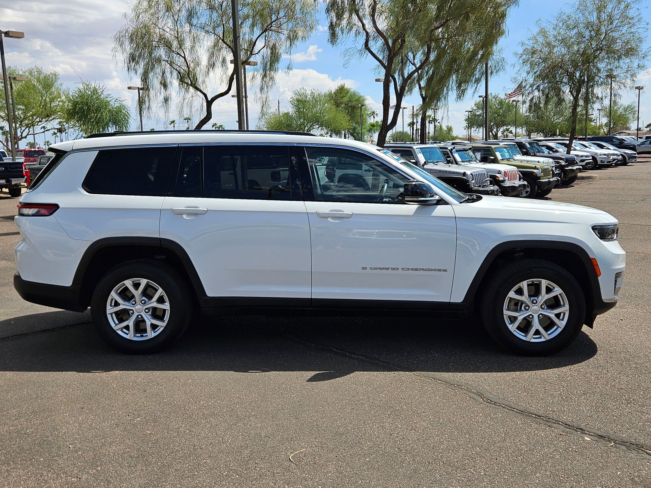 2023 Jeep Grand Cherokee Limited photo 3