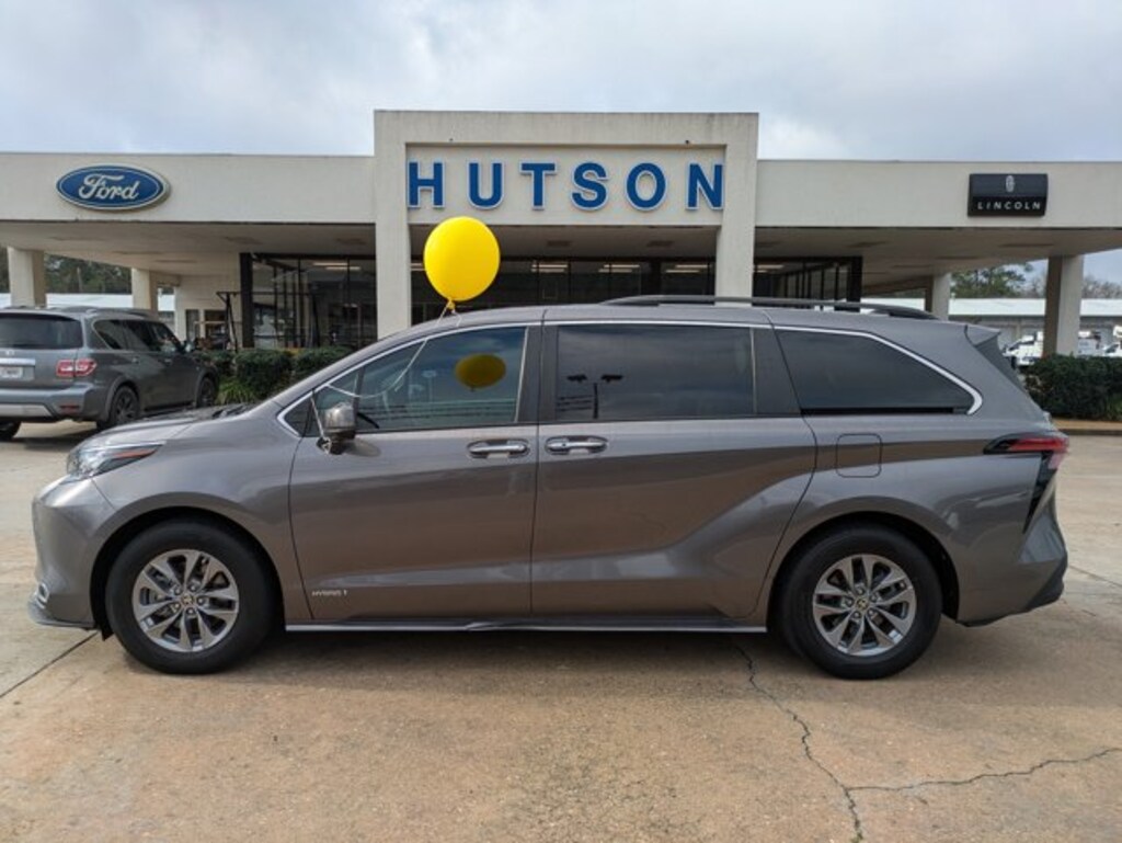 Used 2021 Toyota Sienna XLE XLE FWD 8-Passenger