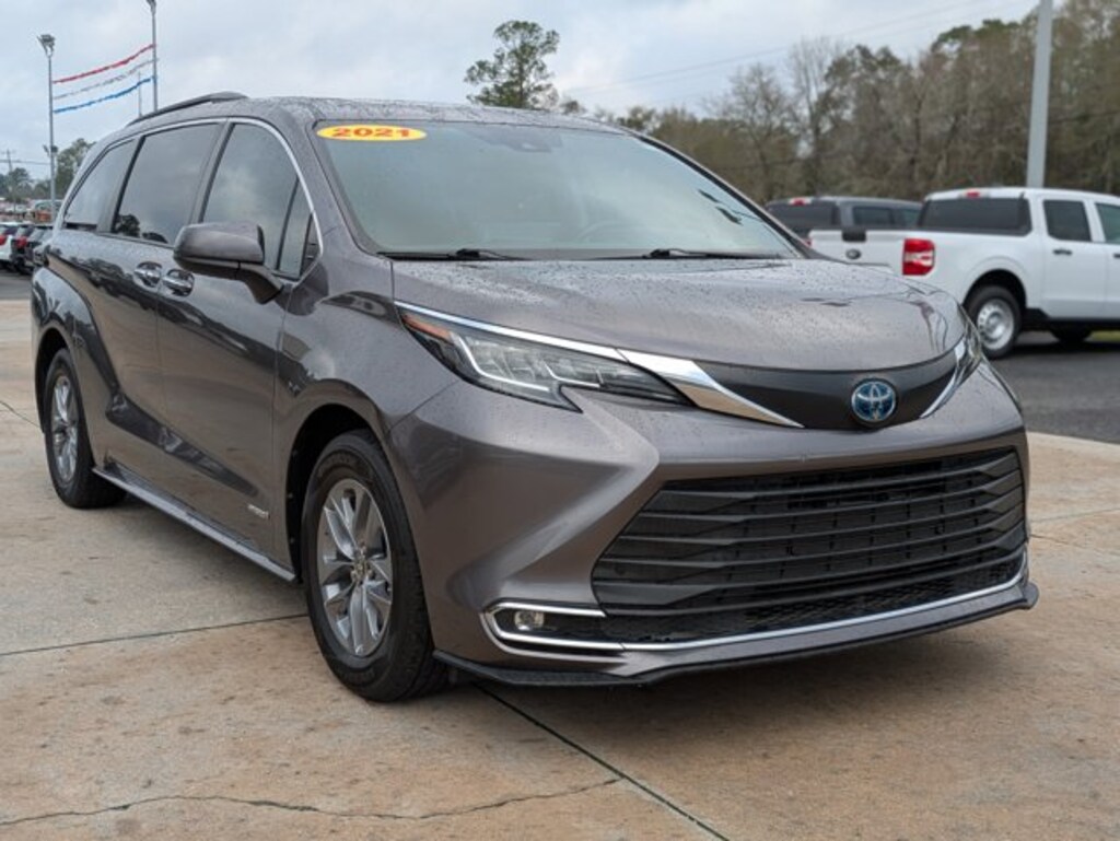 Used 2021 Toyota Sienna XLE XLE FWD 8-Passenger