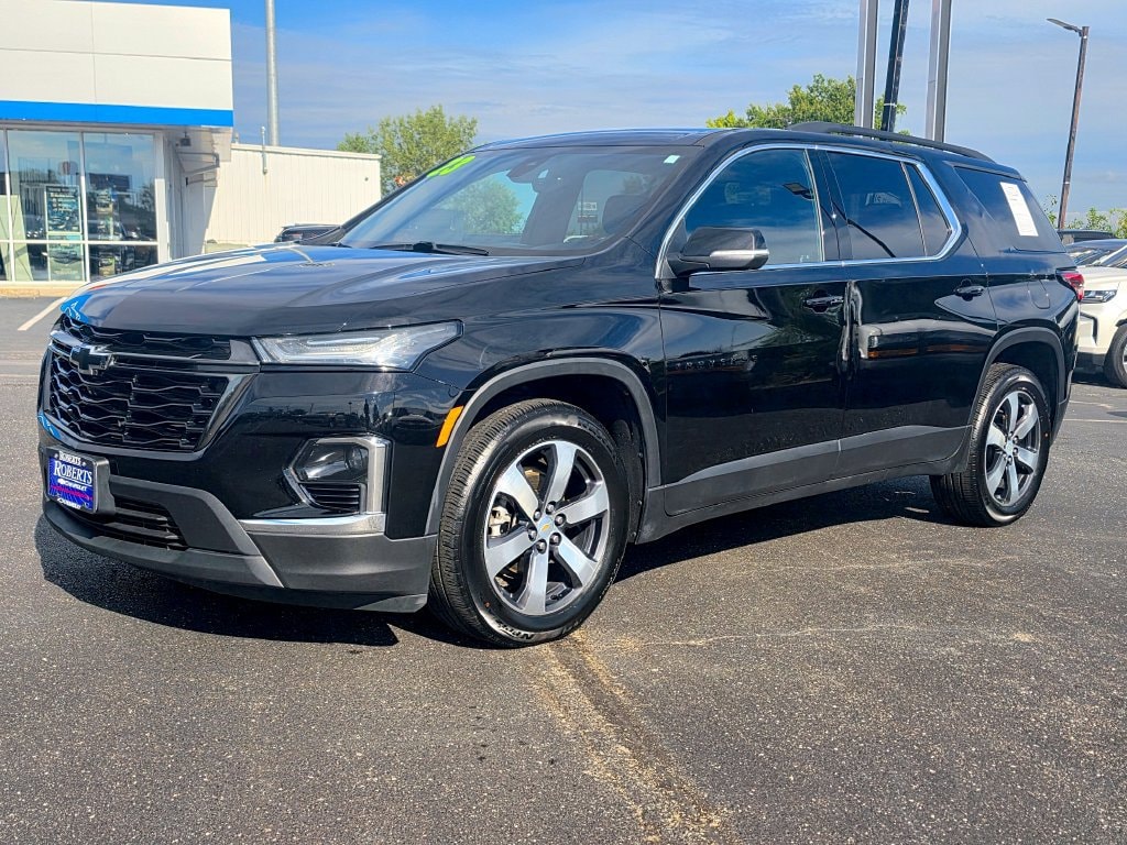 Used 2023 Chevrolet Traverse 3LT with VIN 1GNEVHKWXPJ213802 for sale in Kansas City