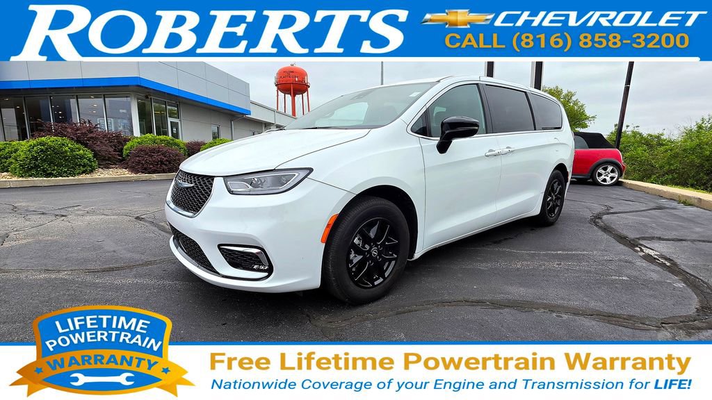 2025 Chrysler Pacifica Select's photo
