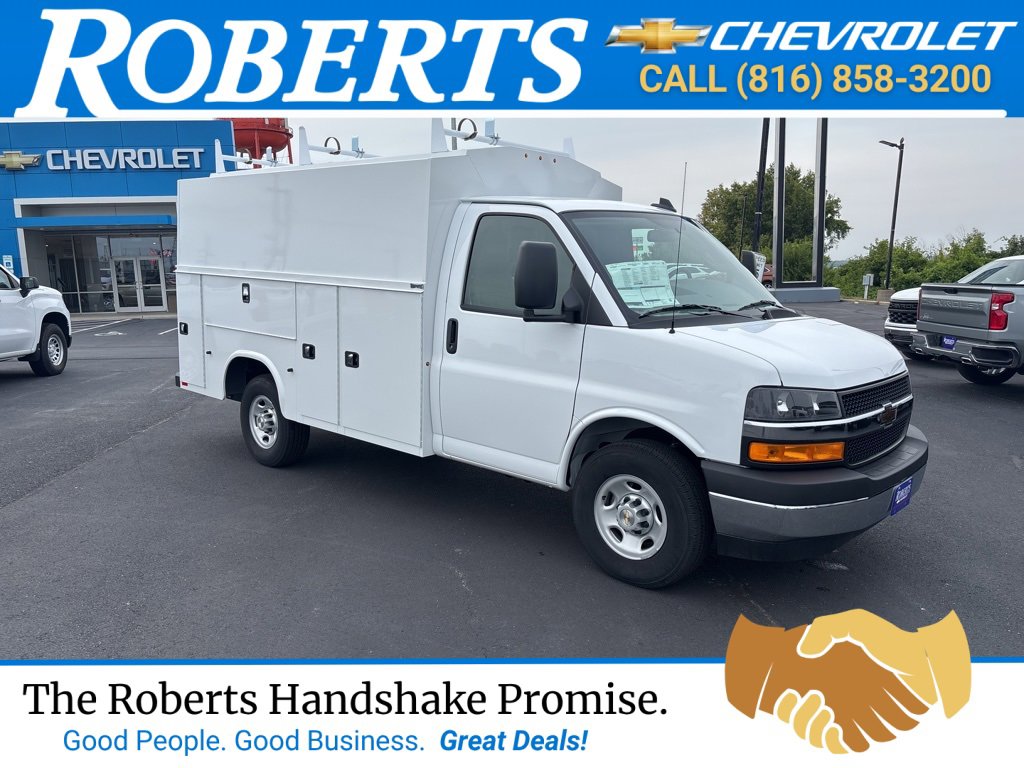 2025 Chevrolet Express Cutaway Base's photo