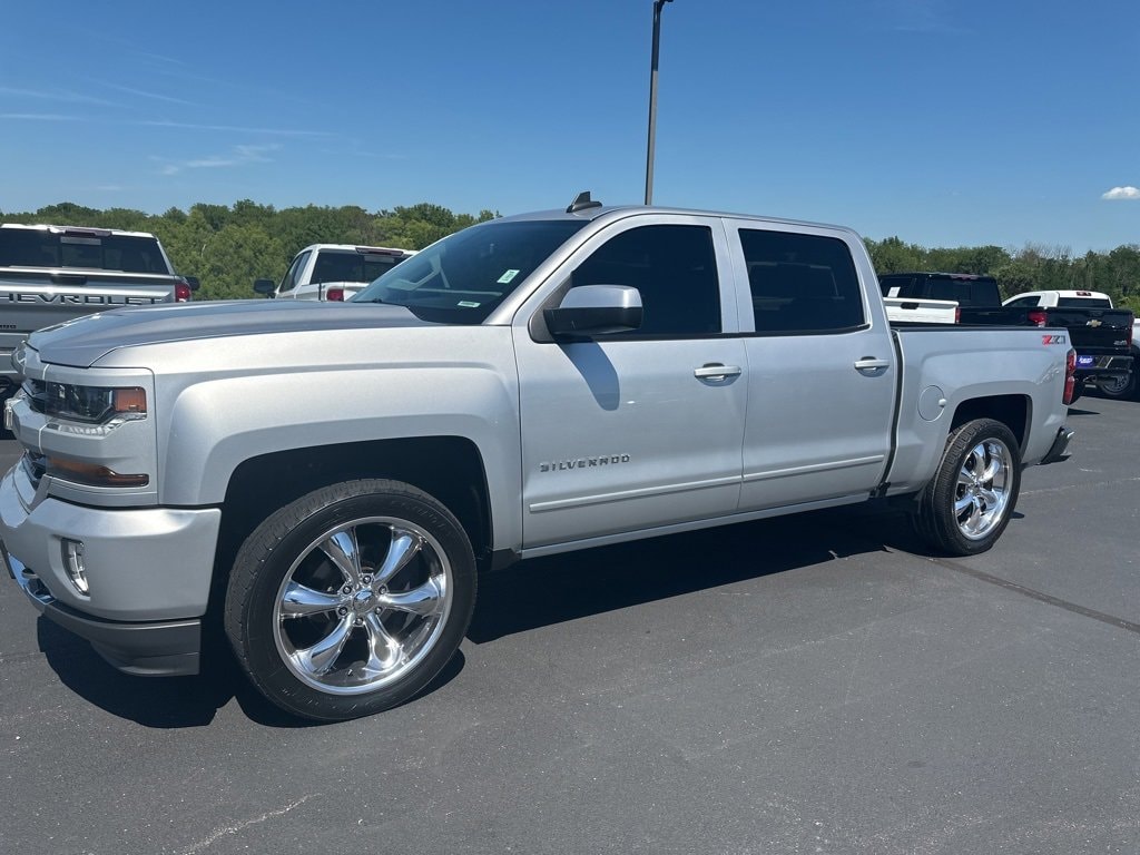 Used 2018 Chevrolet Silverado 1500 LT with VIN 3GCUKREC7JG573896 for sale in Kansas City