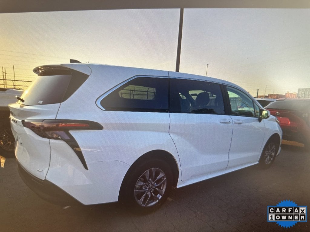 Used 2025 Toyota Sienna LE with VIN 5TDKRKEC0SS234541 for sale in Kansas City
