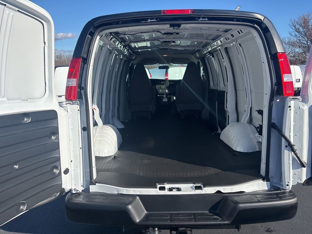2025 Chevrolet Express Cargo Work Van - Photo 28