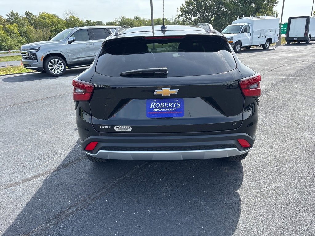 2025 Chevrolet Trax LT photo 2