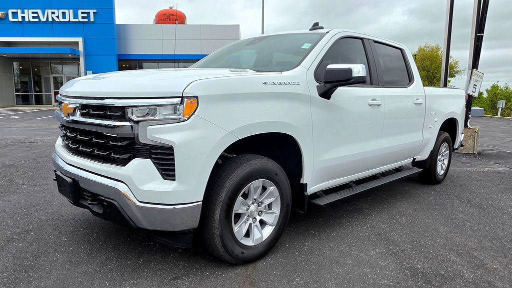 Used 2024 Chevrolet Silverado 1500 LT with VIN 1GCUDDE89RZ116141 for sale in Kansas City