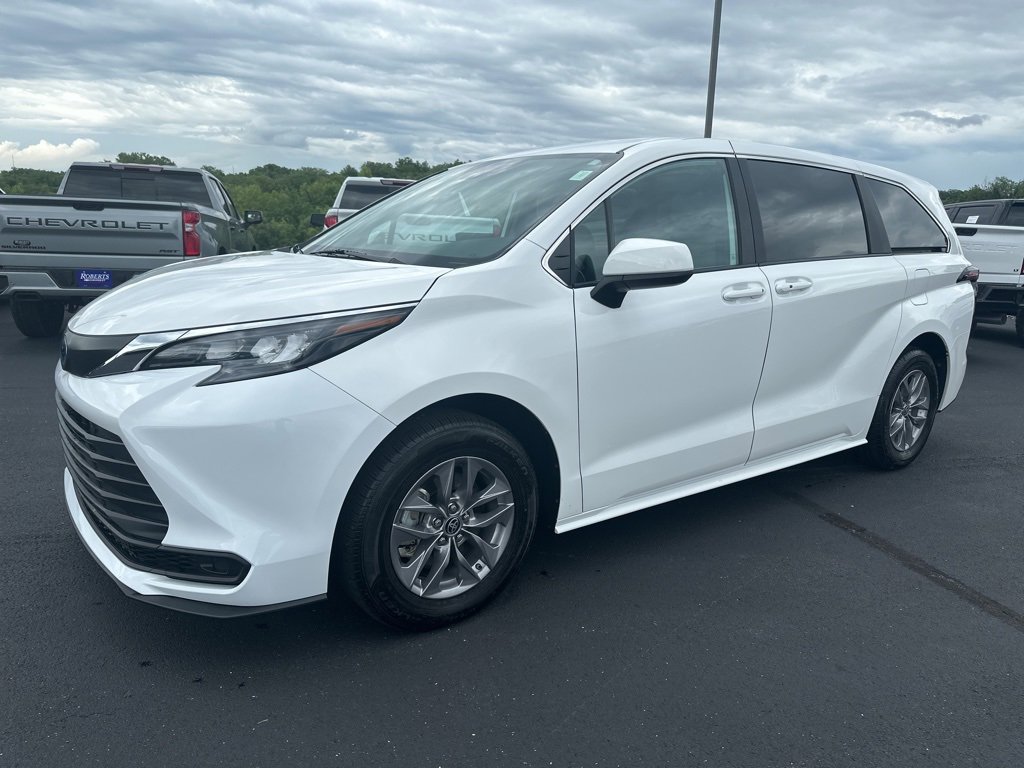 2025 Toyota Sienna LE photo 2