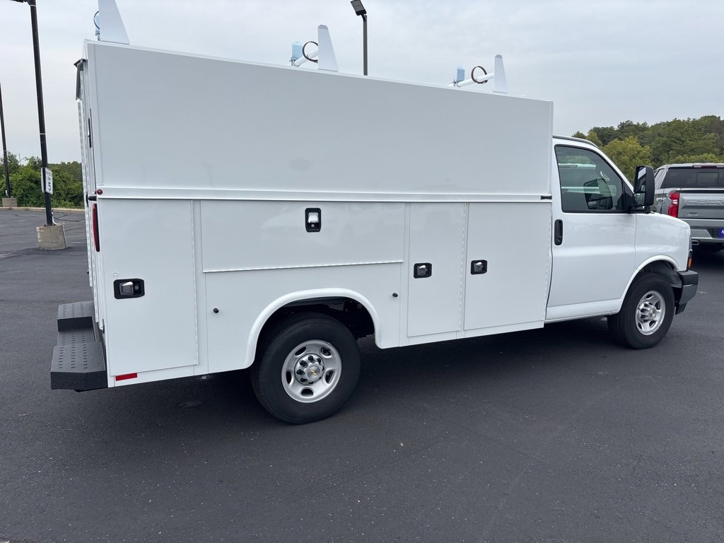 2025 Chevrolet Express Cutaway 3500 photo 2