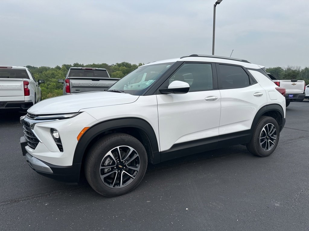 2024 Chevrolet Trailblazer LT photo 2