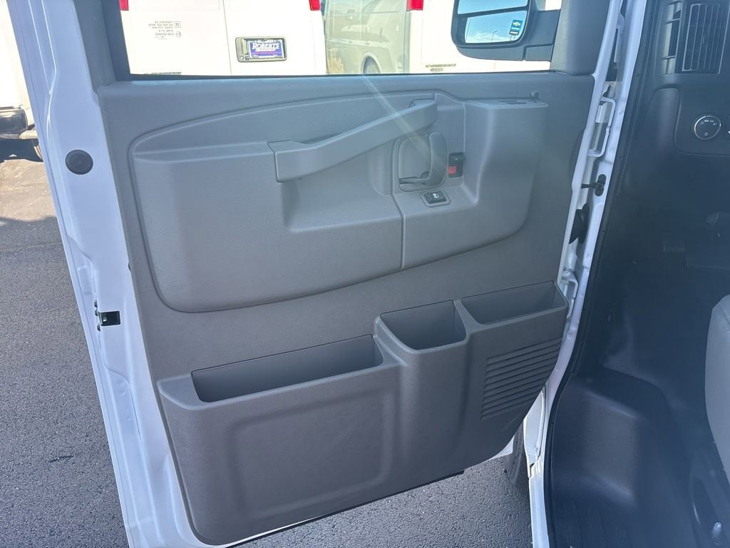 2025 Chevrolet Express Cargo Work Van - Photo 10