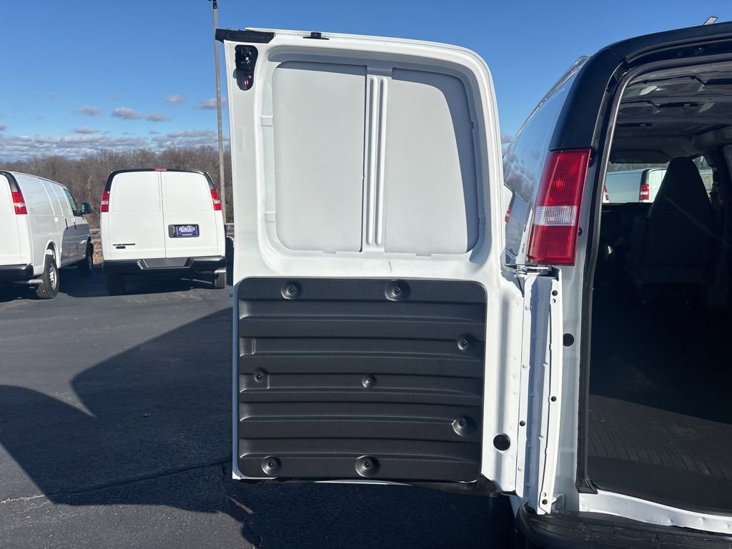 2025 Chevrolet Express Cargo Work Van - Photo 29