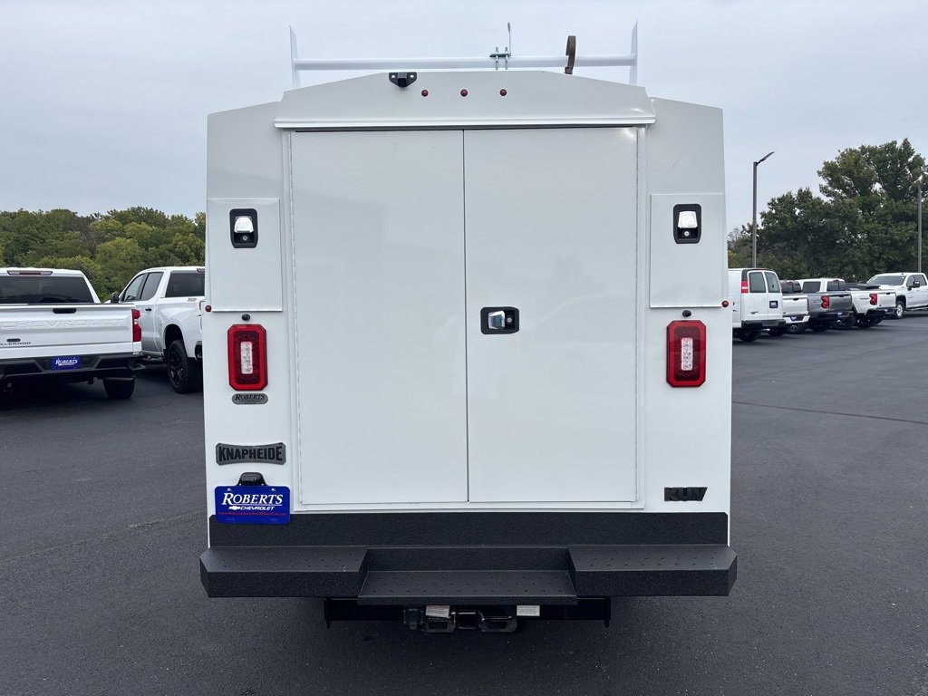 2025 Chevrolet Express Cutaway 3500 photo 3