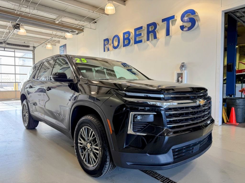 Used 2025 Chevrolet Traverse LT with VIN 1GNERGRS8SJ142982 for sale in Kansas City