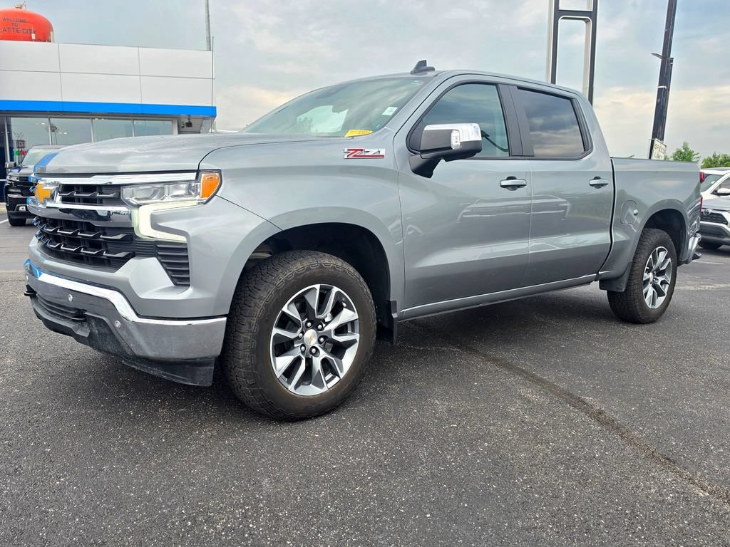 Used 2025 Chevrolet Silverado 1500 LT with VIN 2GCUKDEDXS1215262 for sale in Kansas City