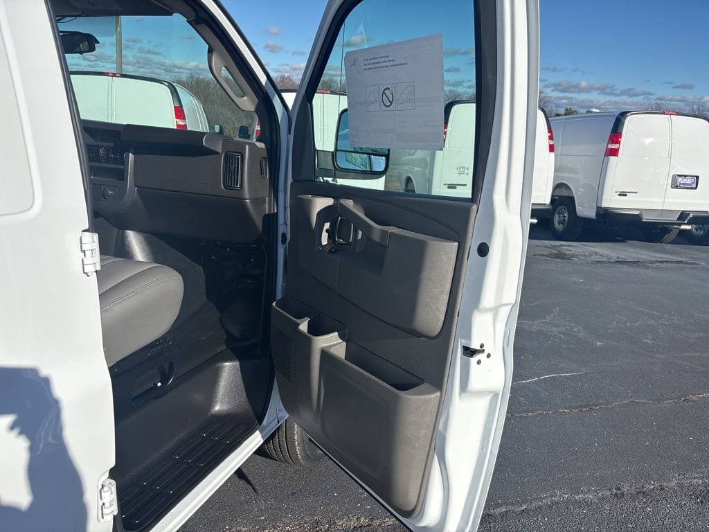 2025 Chevrolet Express Cargo Work Van - Photo 40