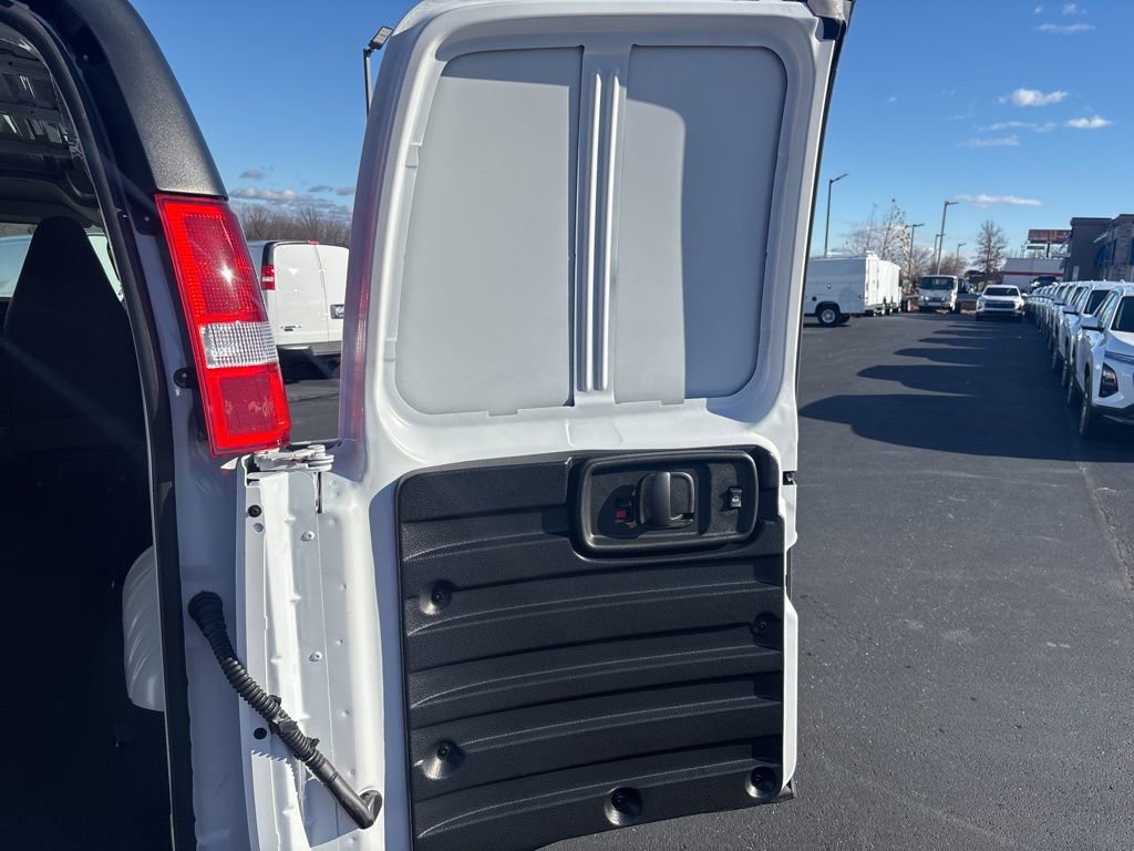 2025 Chevrolet Express Cargo Work Van - Photo 31