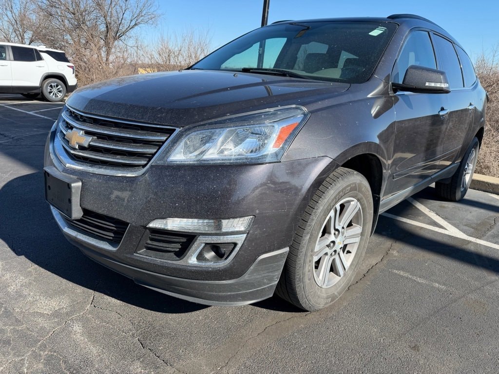 Used 2017 Chevrolet Traverse 2LT with VIN 1GNKVHKDXHJ325423 for sale in Kansas City