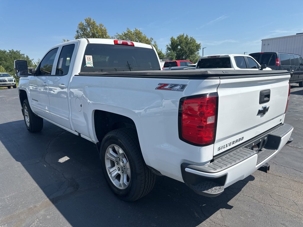 2017 Chevrolet Silverado 1500 LT photo 3