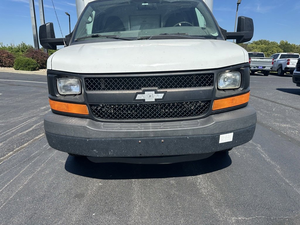 2014 Chevrolet Express Cutaway 3500 photo 2