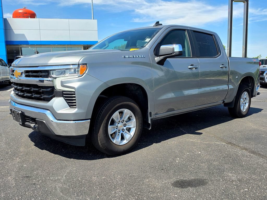 Used 2025 Chevrolet Silverado 1500 LT with VIN 1GCUKDED7SZ122643 for sale in Kansas City