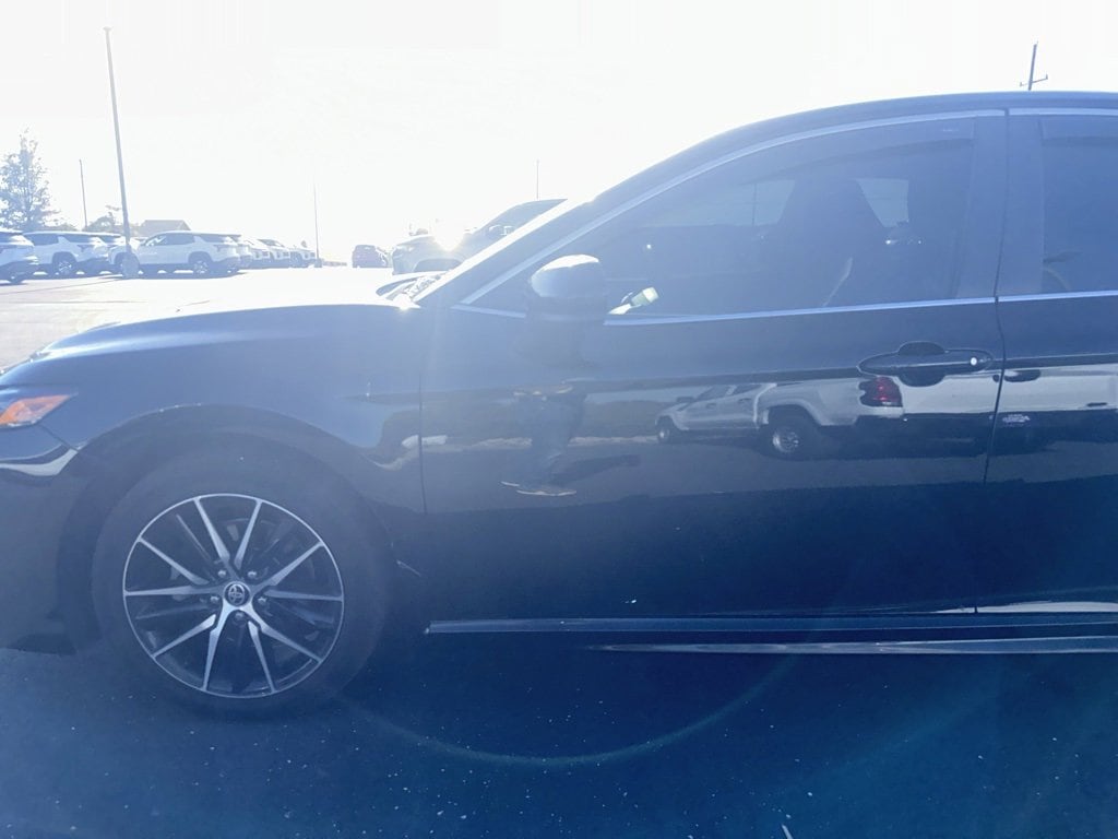 Used 2021 Toyota Camry SE with VIN 4T1G11AK7MU488861 for sale in Kansas City