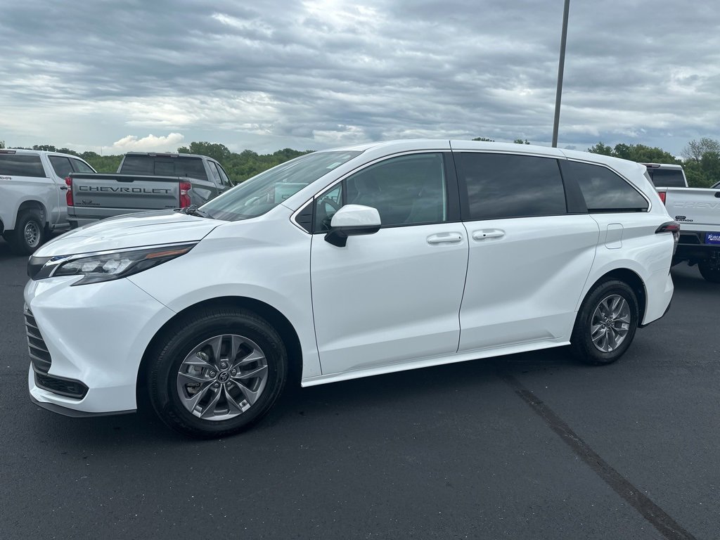 2025 Toyota Sienna LE photo 3