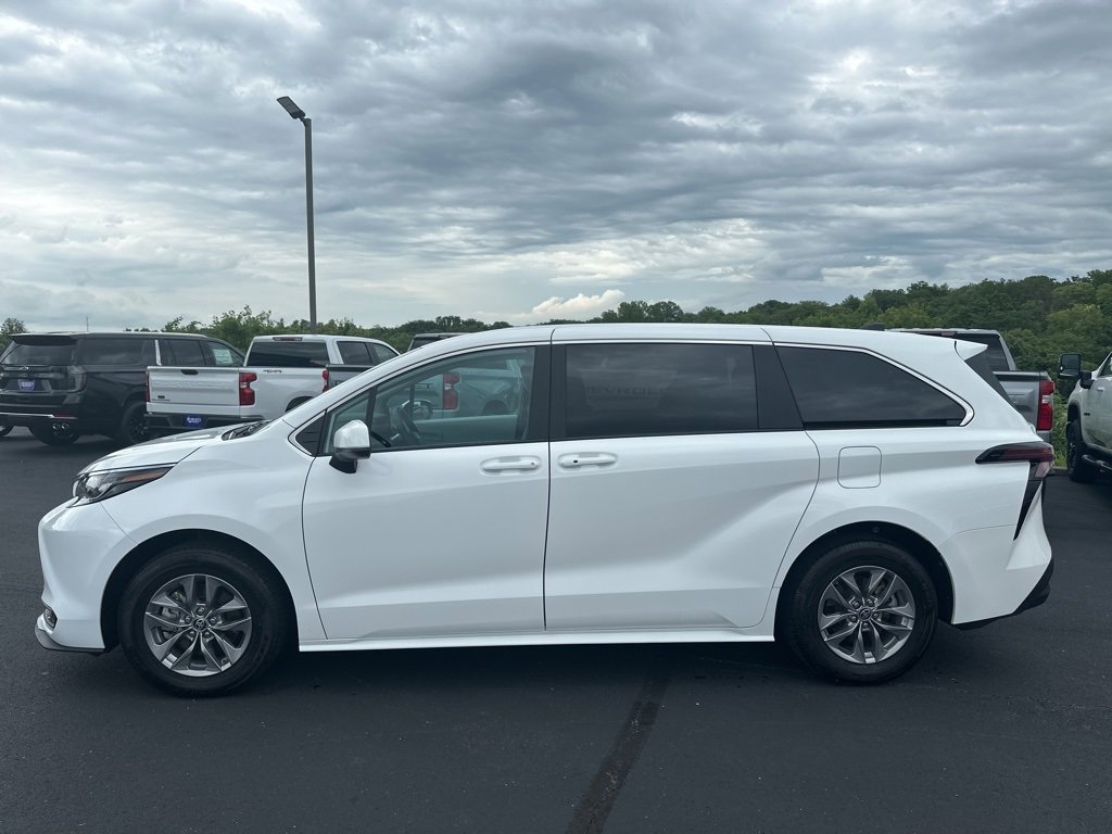 2025 Toyota Sienna LE photo 4