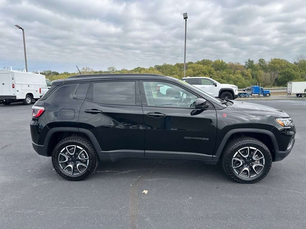 2024 Jeep Compass Trailhawk photo 2