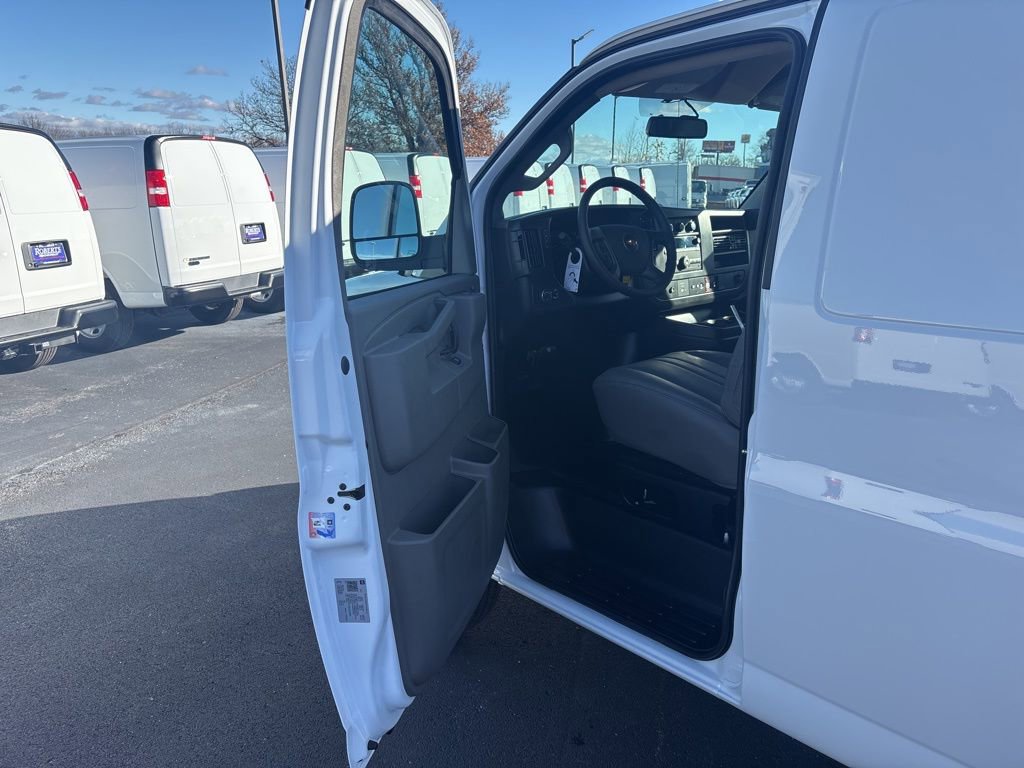 2025 Chevrolet Express Cargo Work Van - Photo 9