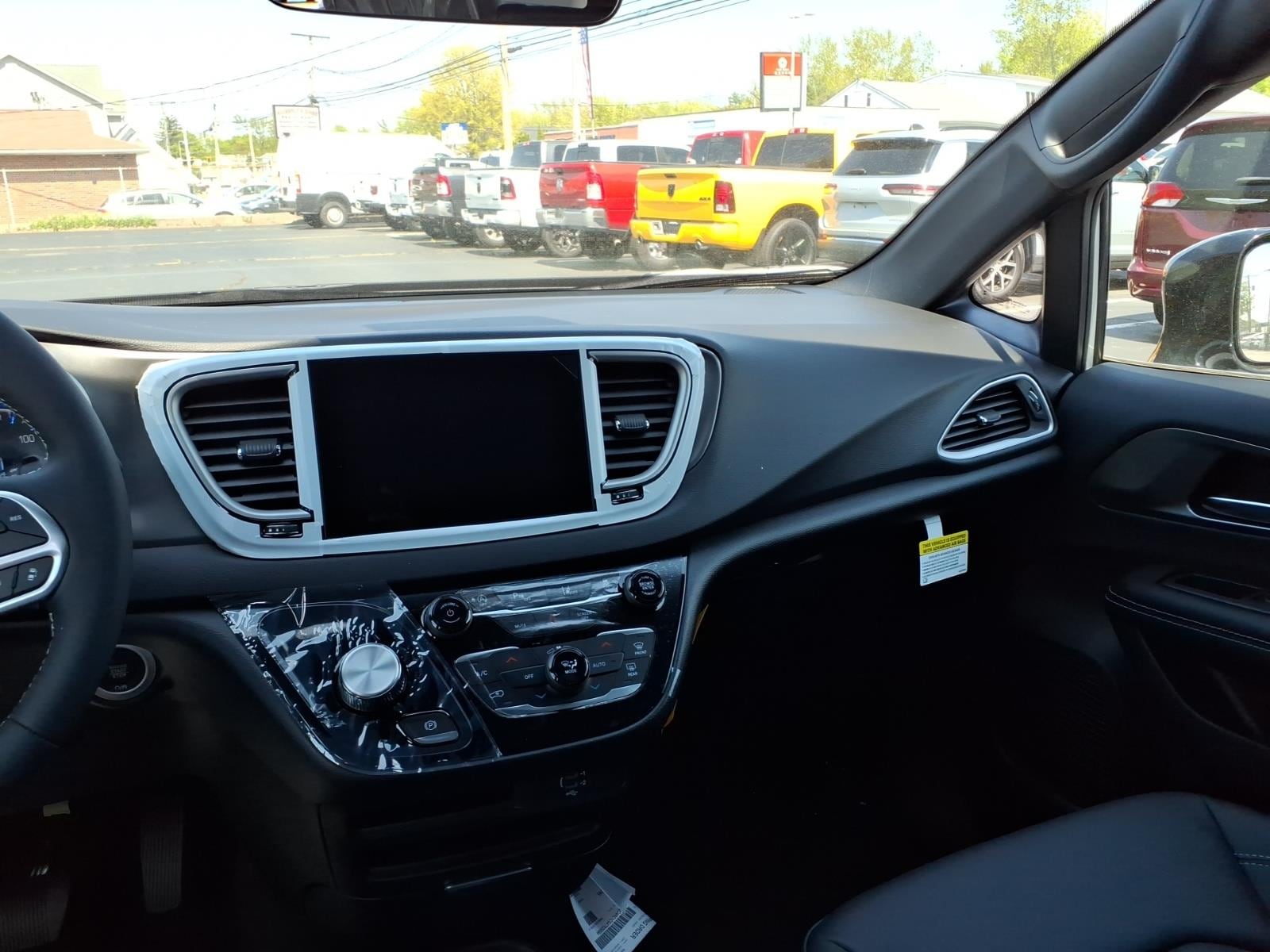 2026 Chrysler Voyager LX - Photo 11