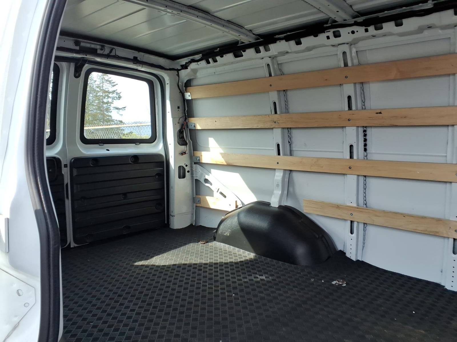 2023 GMC Savana Cargo Work Van - Photo 22