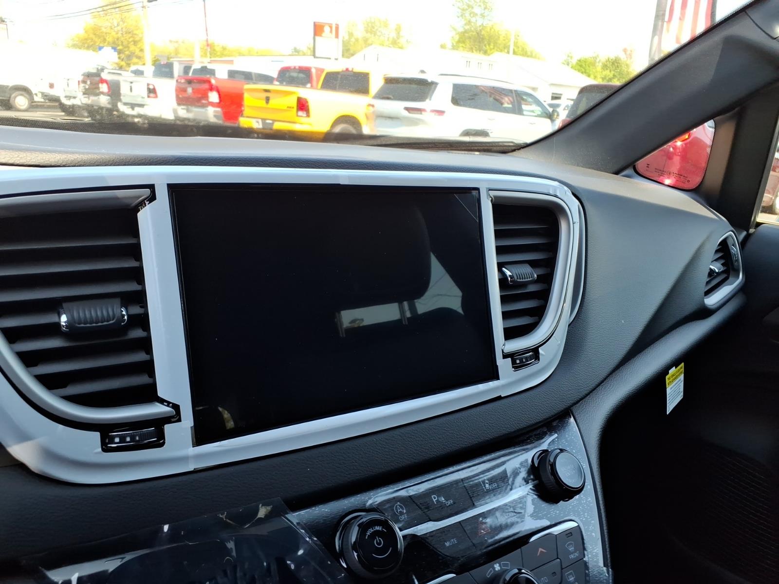 2026 Chrysler Voyager LX - Photo 12