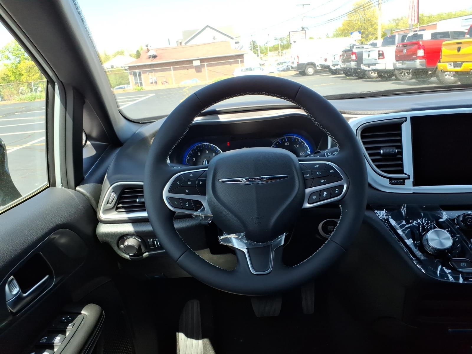 2026 Chrysler Voyager LX - Photo 10