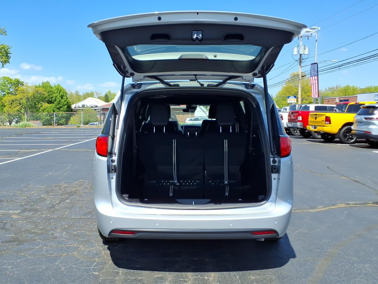 2026 Chrysler Voyager LX - Photo 6