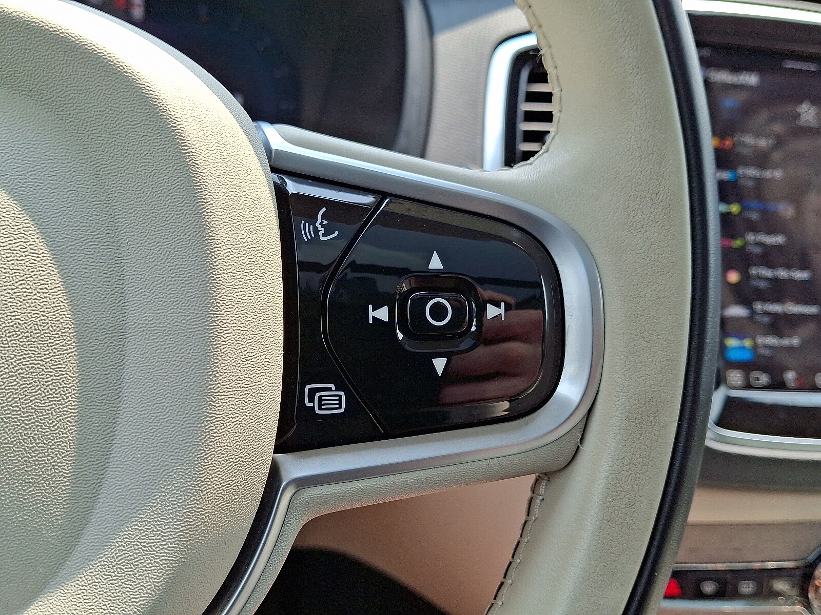 2023 Volvo XC90 Plus - Photo 23