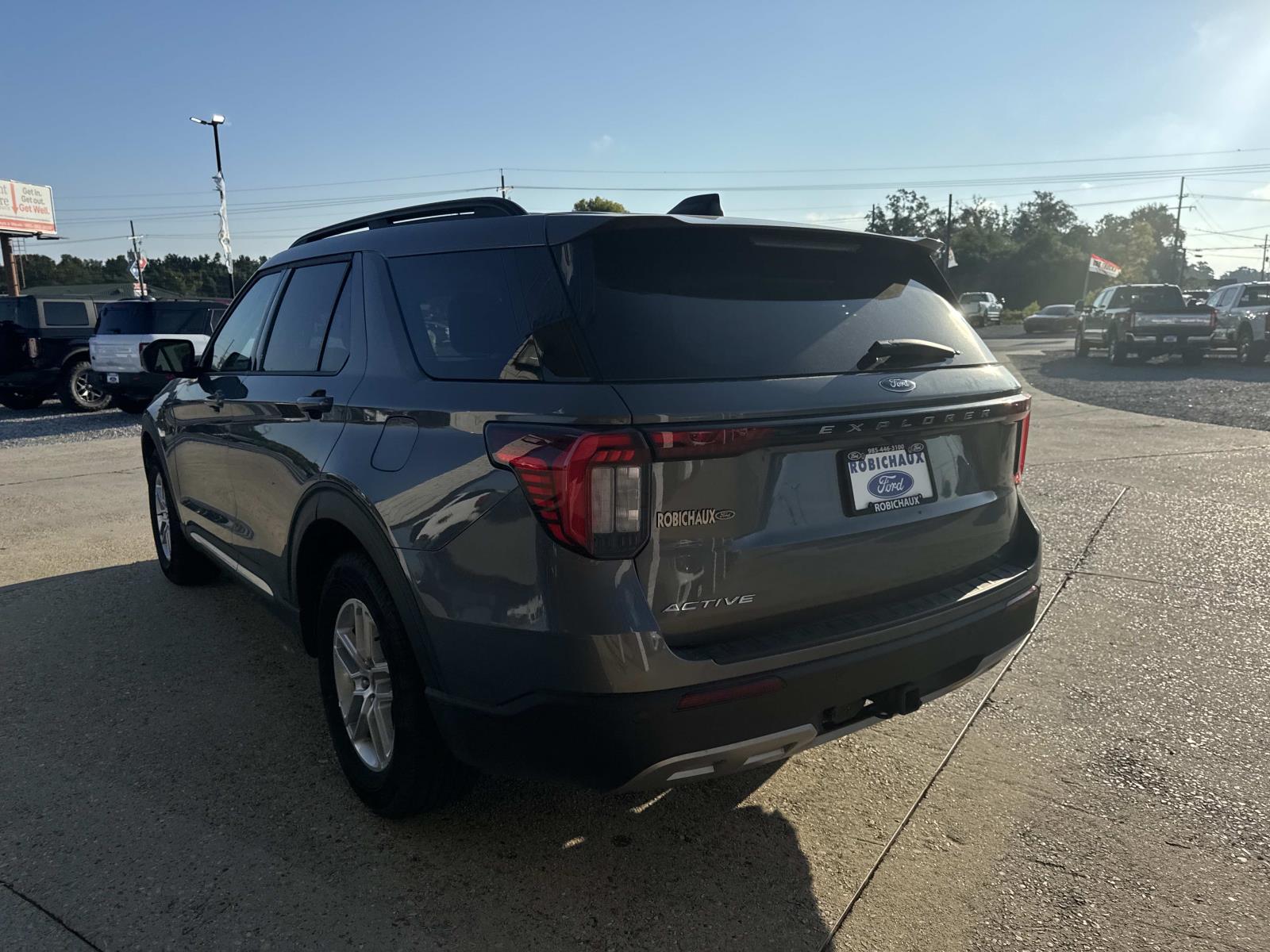 2025 Ford Explorer photo 3