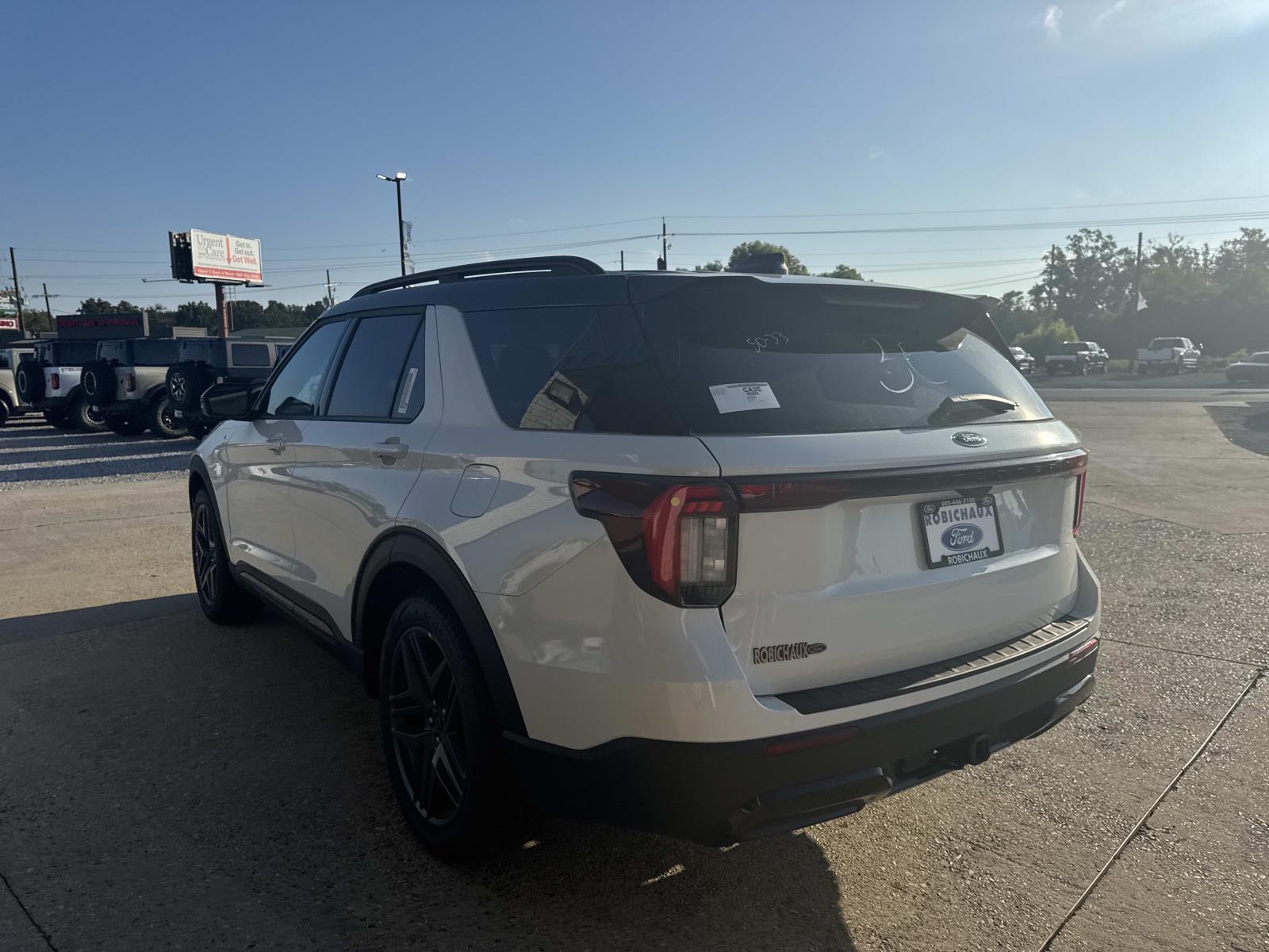 2025 Ford Explorer ST-Line photo 2