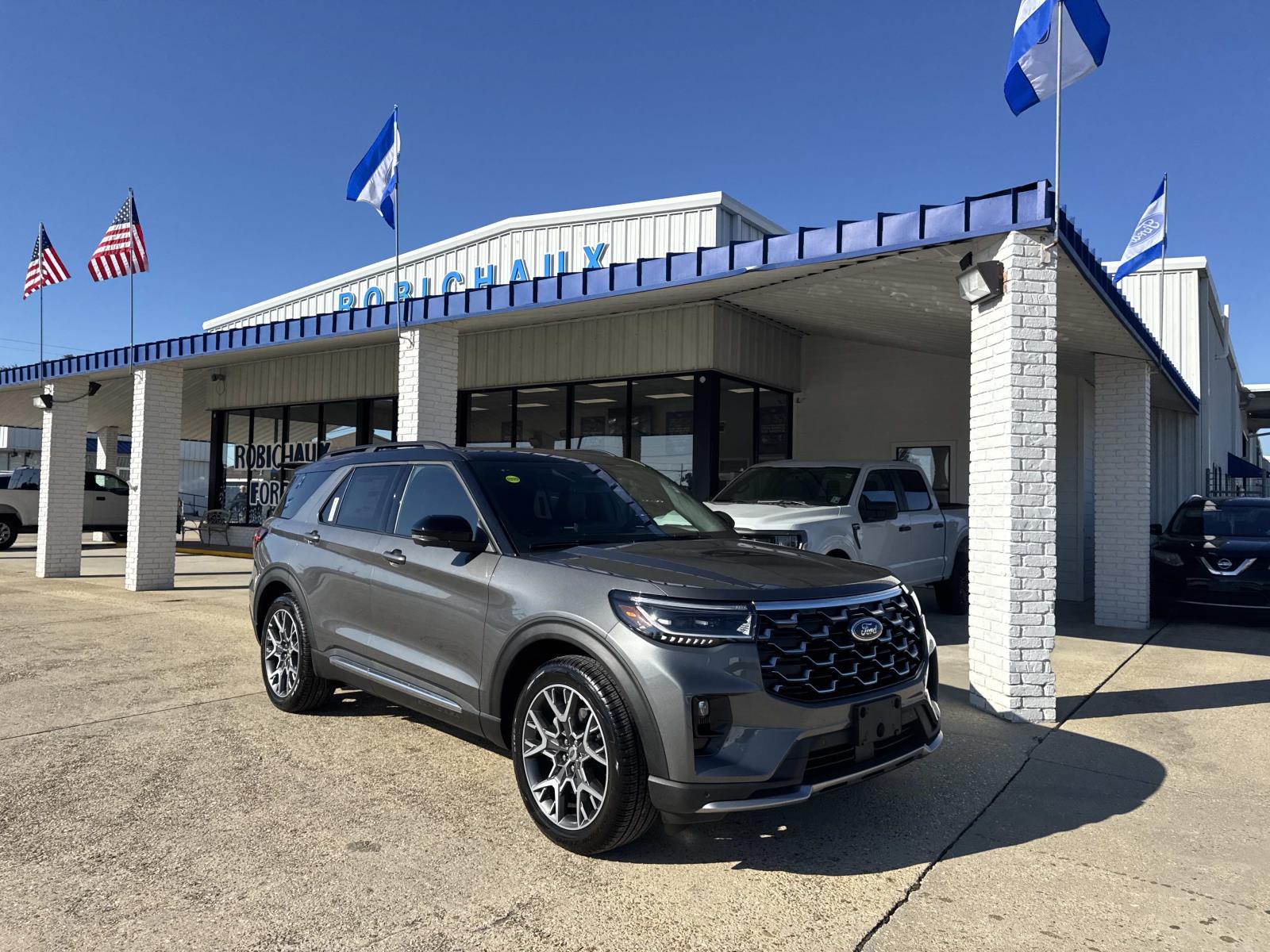 2025 Ford Explorer Platinum's photo