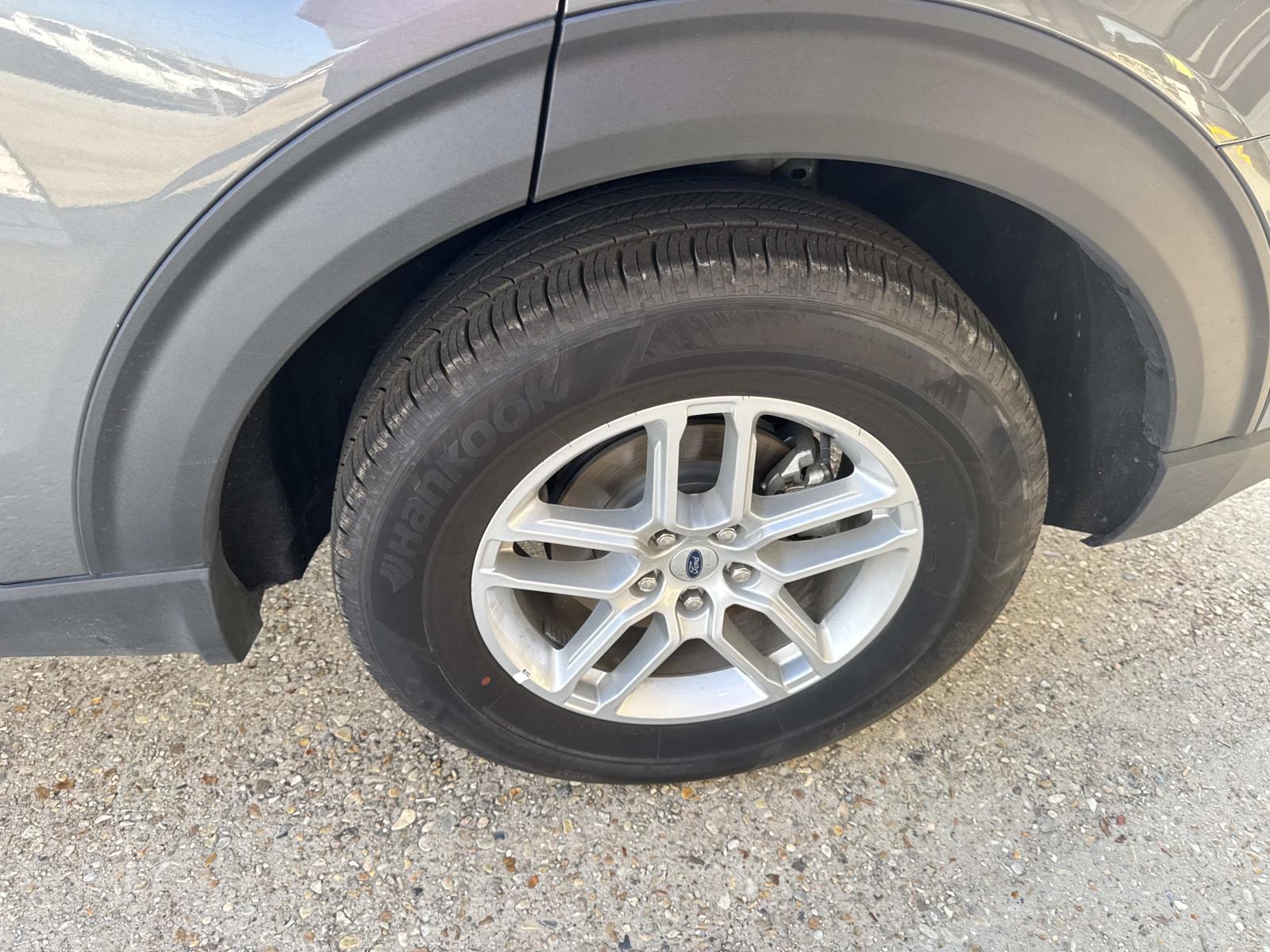 2025 Ford Explorer photo 2