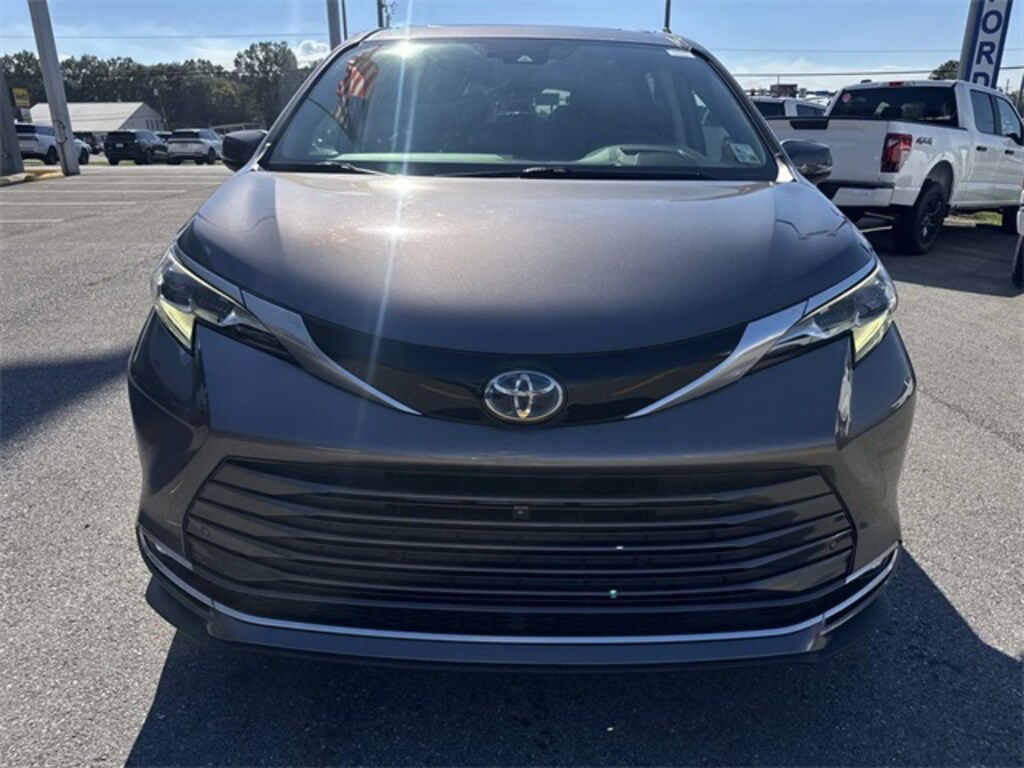 Used 2021 Toyota Sienna Platinum Minivan/Van