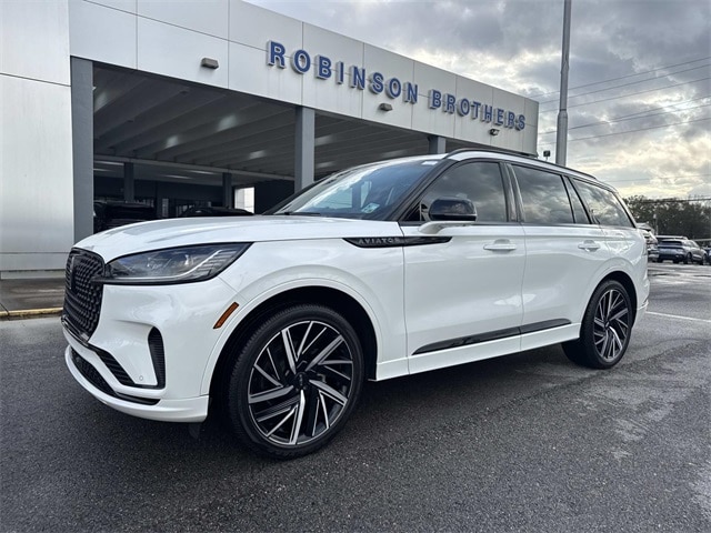 2025 Lincoln Aviator Black Label's photo