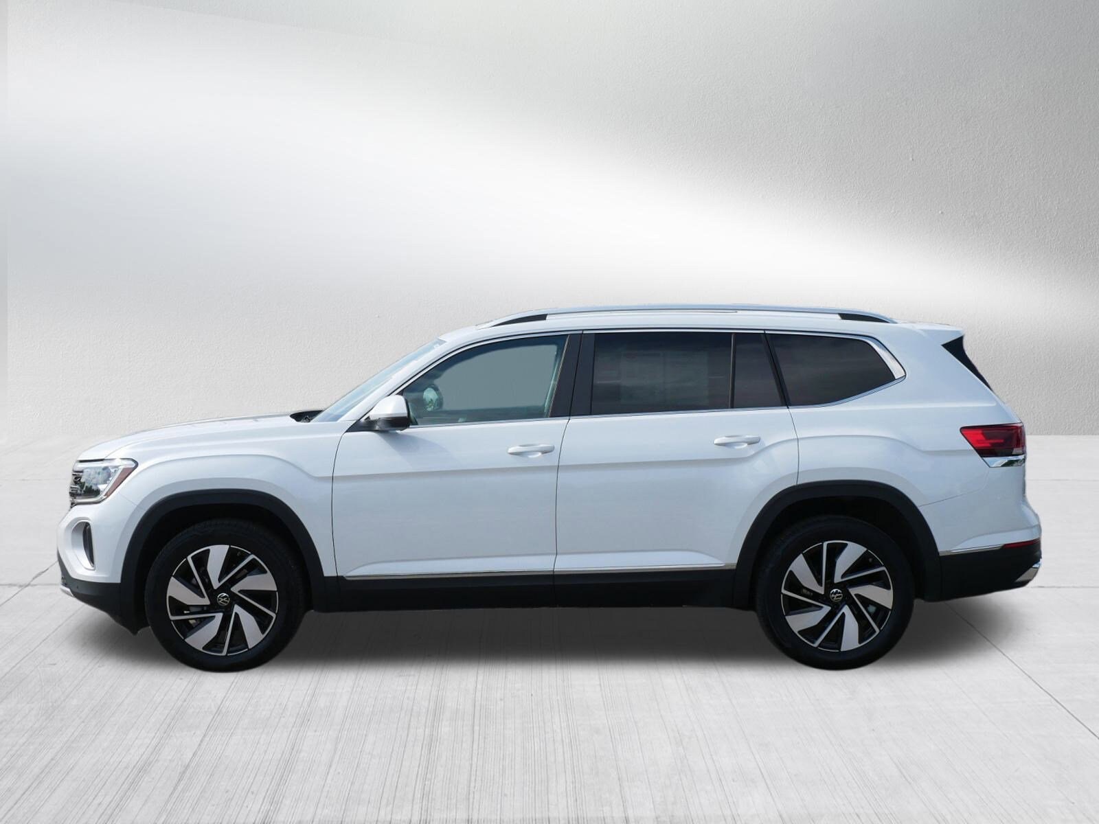 2024 Volkswagen Atlas SEL photo 4