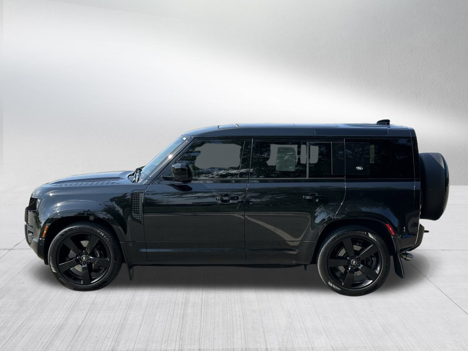 2024 Land Rover Defender V8 photo 4