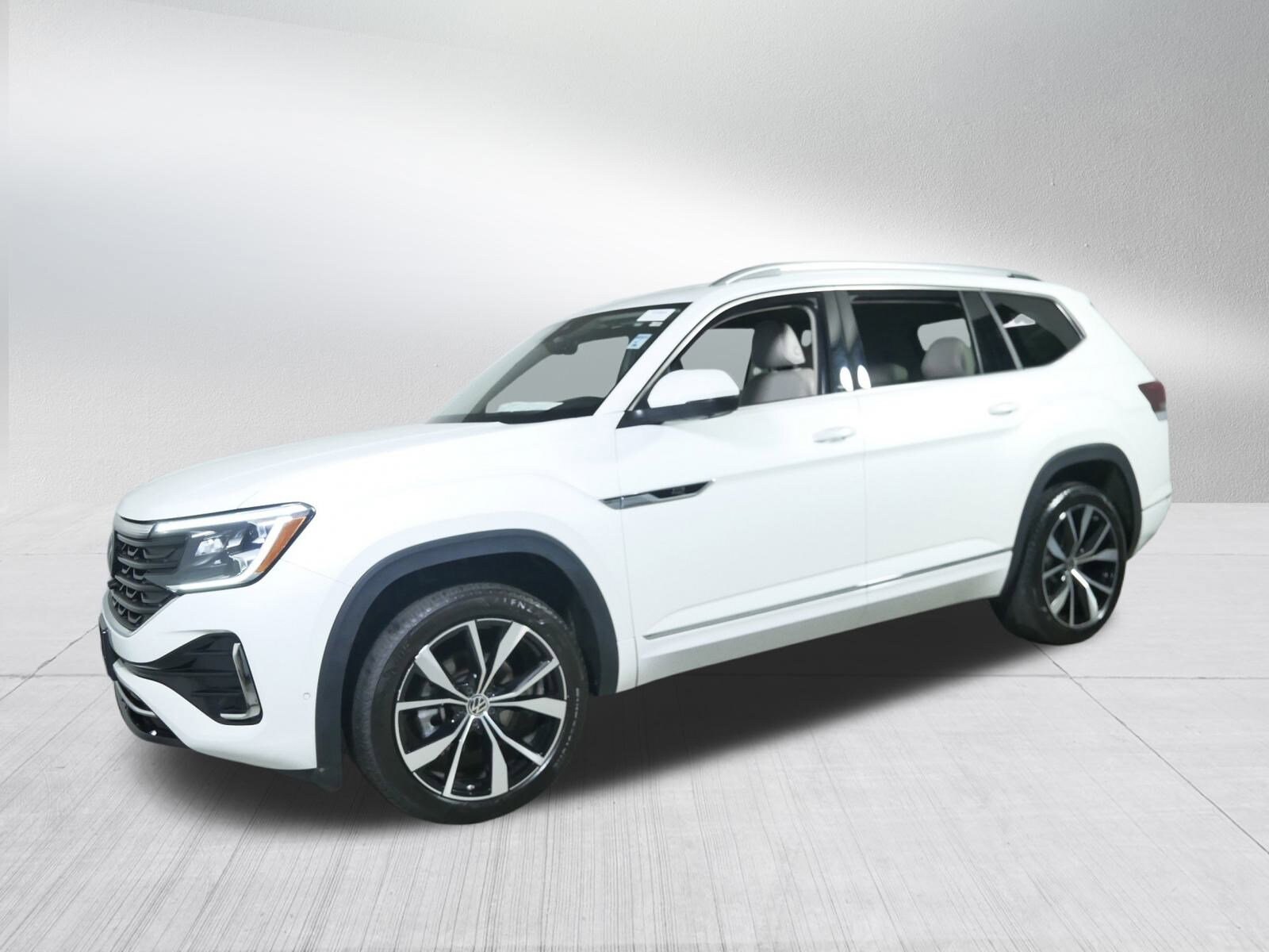 2024 Volkswagen Atlas SEL Premium R-Line photo 3