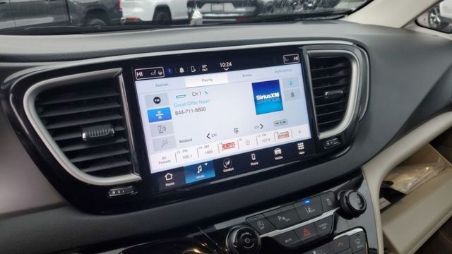 2024 Chrysler Pacifica Touring L - Photo 12