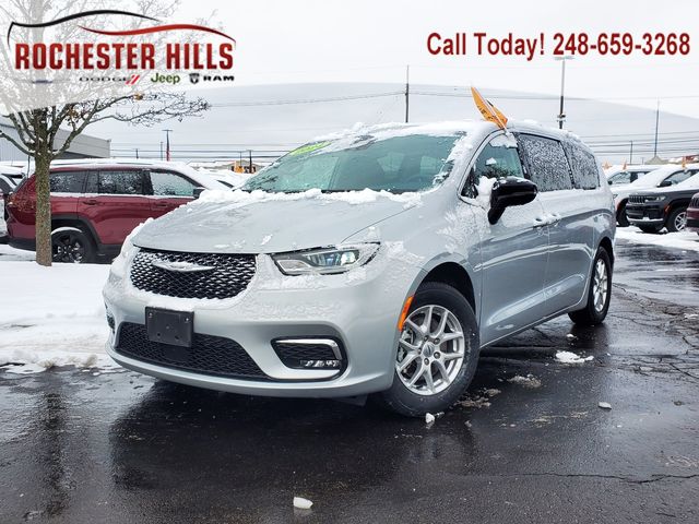 2024 Chrysler Pacifica Touring L's photo