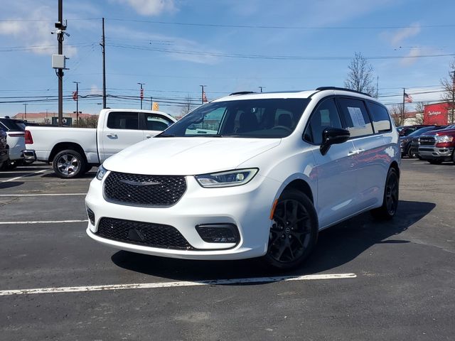 2026 Chrysler Pacifica Limited's photo